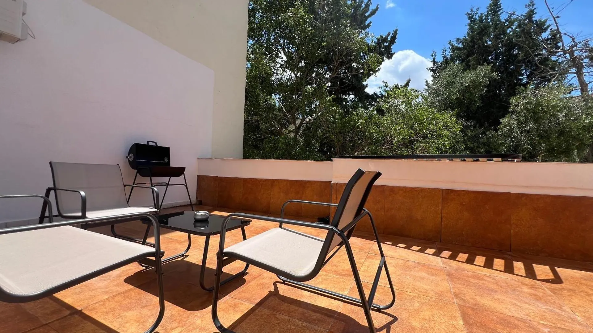 Chic & Cheerful - 2 Bedroom Apartment In Central St Julians San Ġiljan Malta