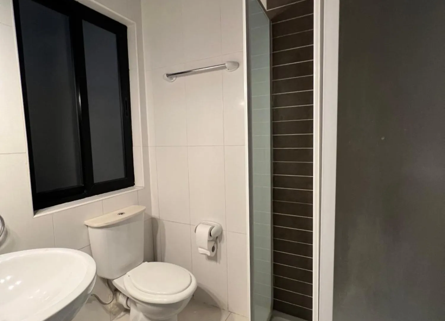 Chic & Cheerful - 2 Bedroom Apartment In Central St Julians San Ġiljan 0*,
