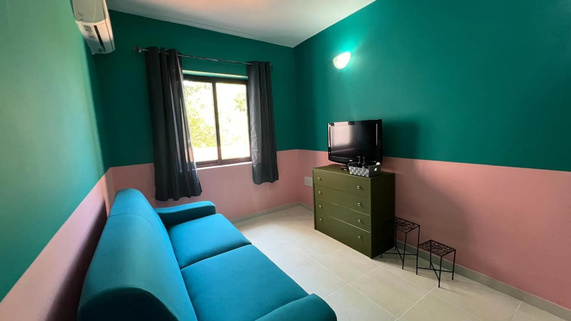 Chic & Cheerful - 2 Bedroom Apartment In Central St Julians San Ġiljan 0*,  Malta